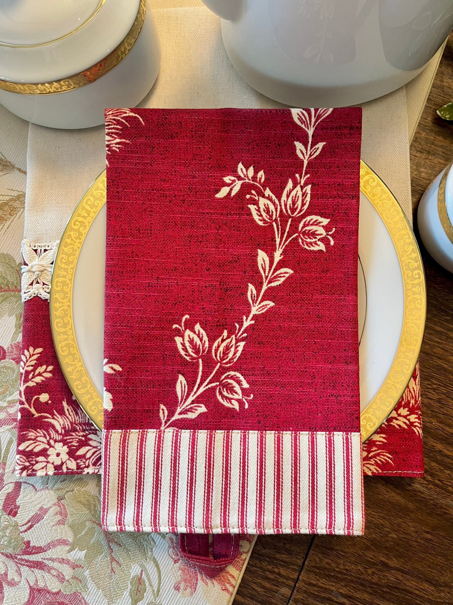 Waverly Country House Red Toile Fingertip Towel