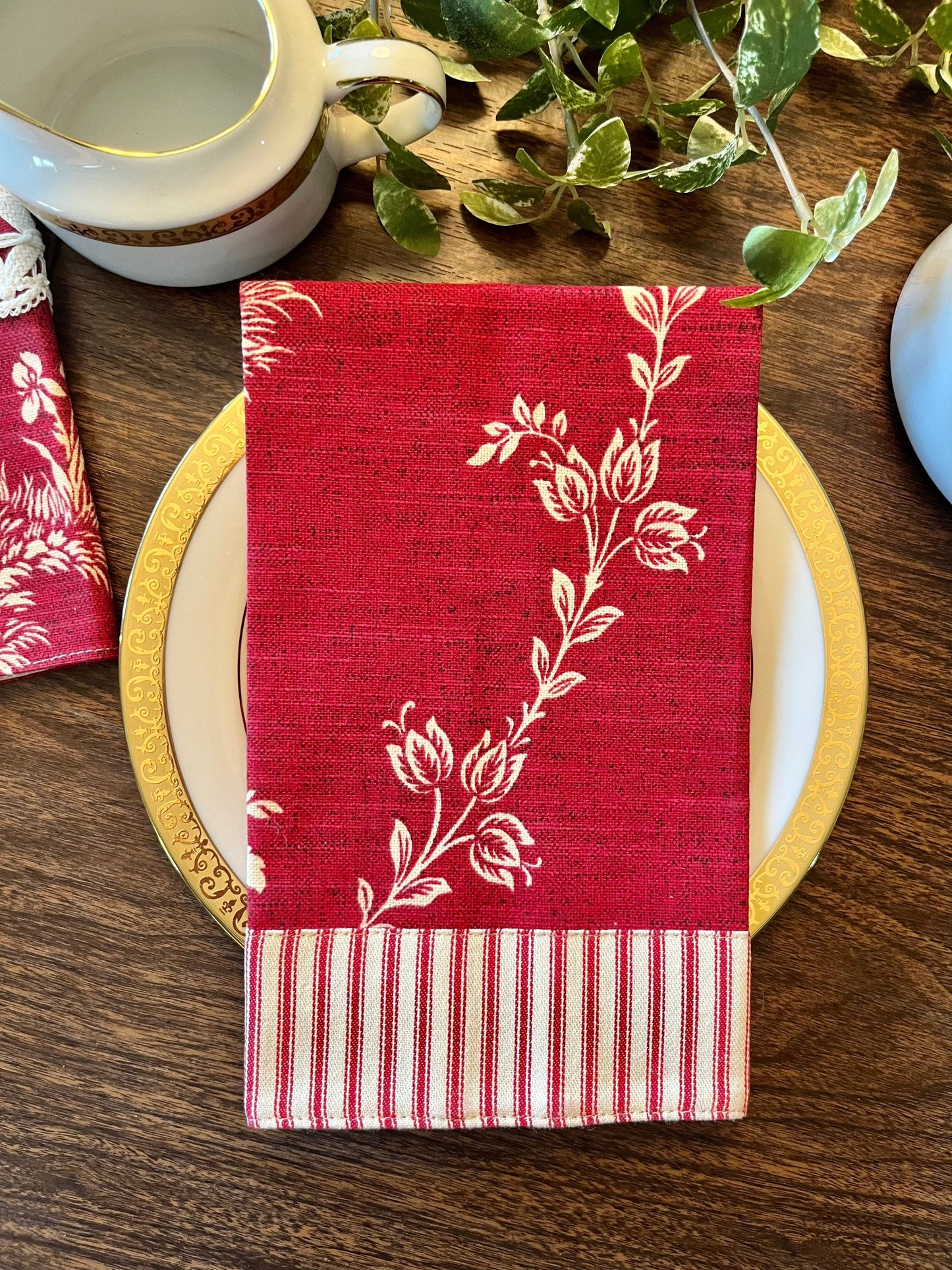 Waverly Country House Red Toile Fingertip Towel