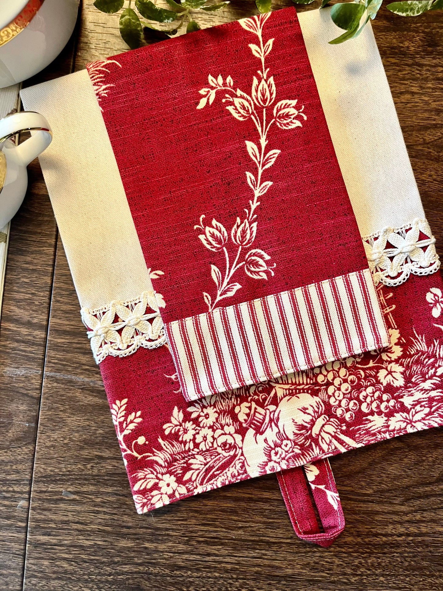 Waverly Country House Red Toile Fingertip Towel