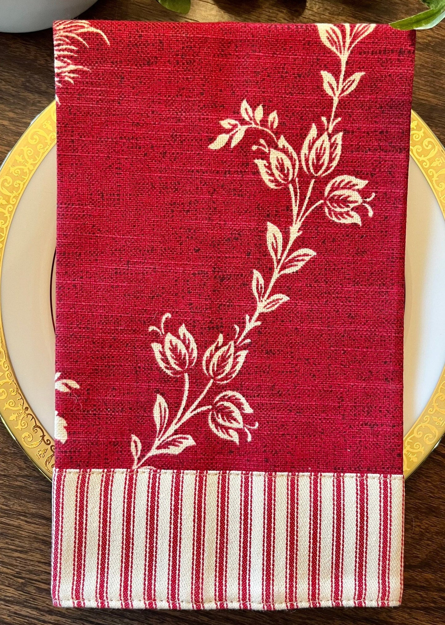 Waverly Country House Red Toile Fingertip Towel