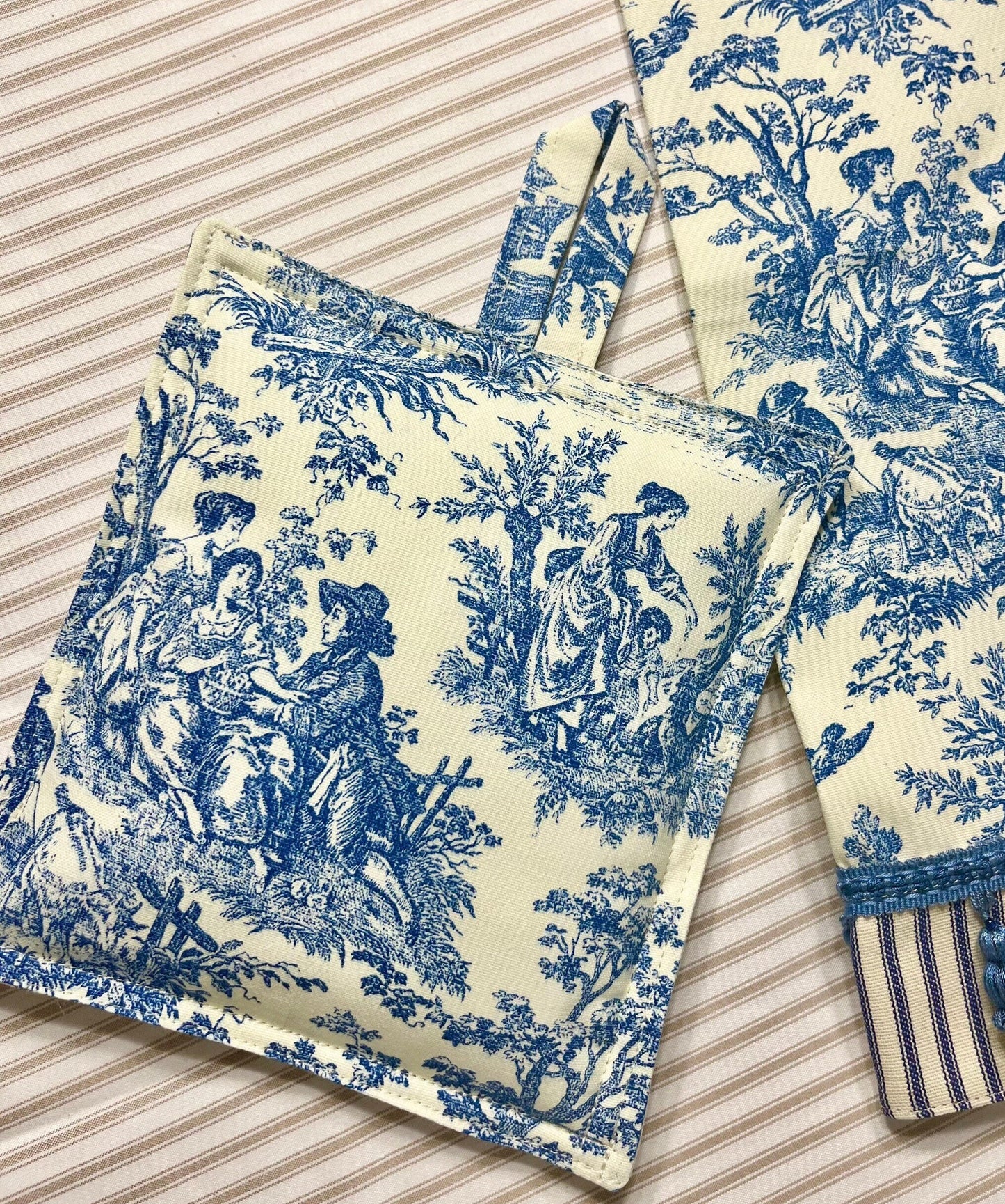 Blue Cream Toile Fingertip Towel